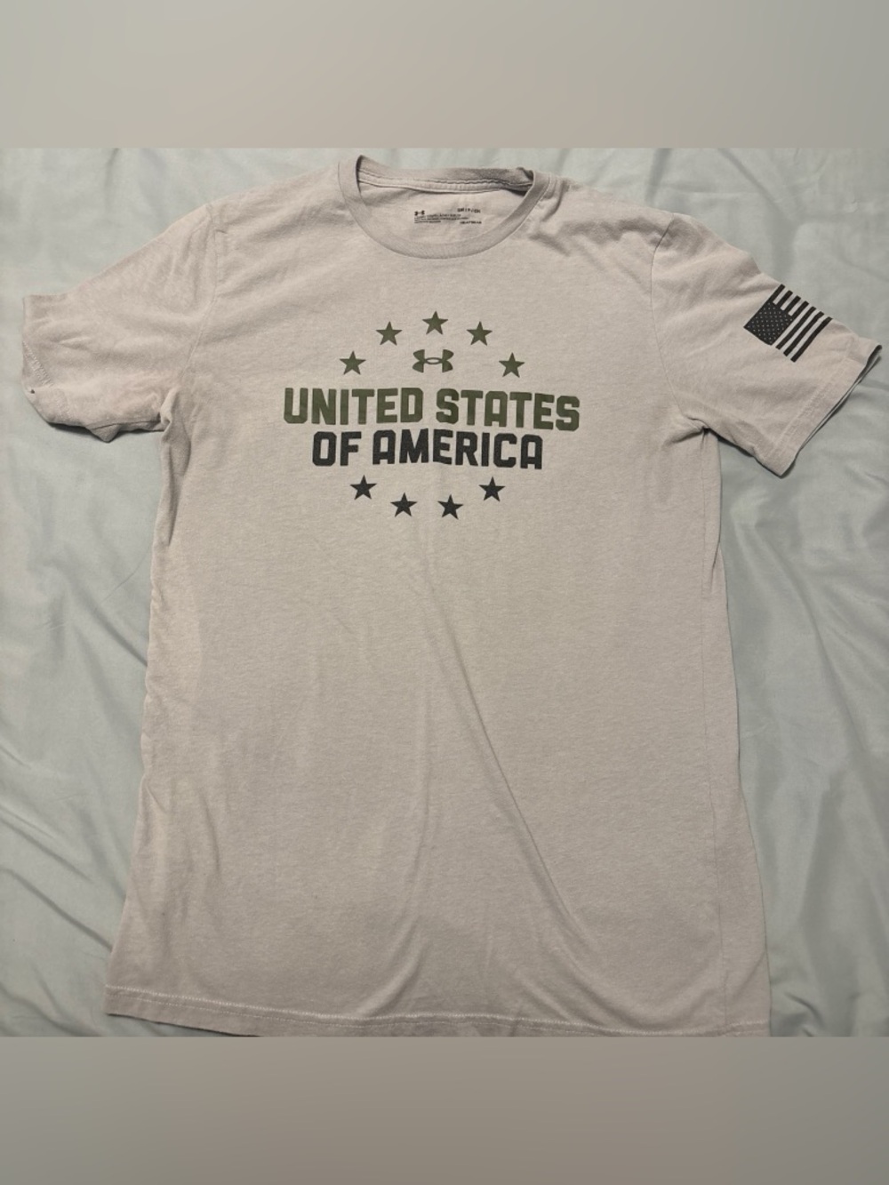 Under Armour Men's 'United States of America' Olive Graphic Tee - Light Gray